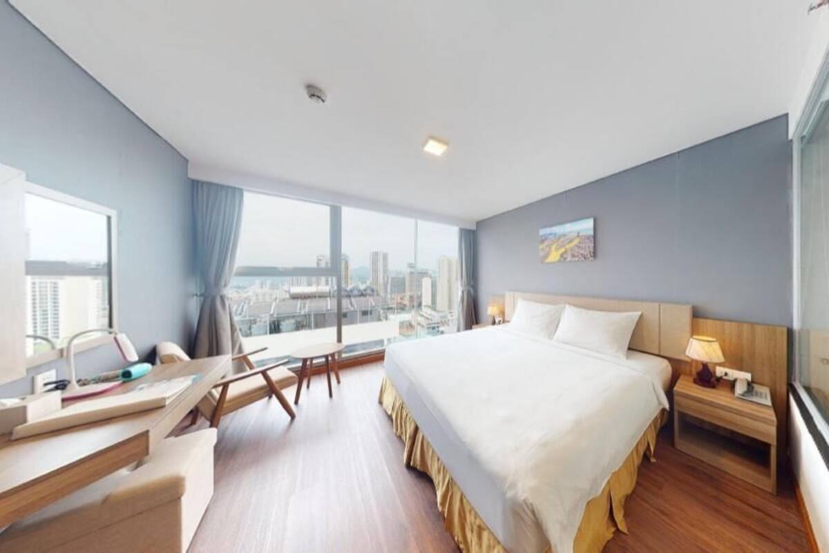 Bộ đồ giường cao cấp, minibar, két bảo mật tại phòng