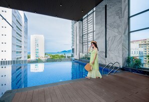 실내 수영장, 06:00 ~ 22:00 오픈, 일광욕 의자