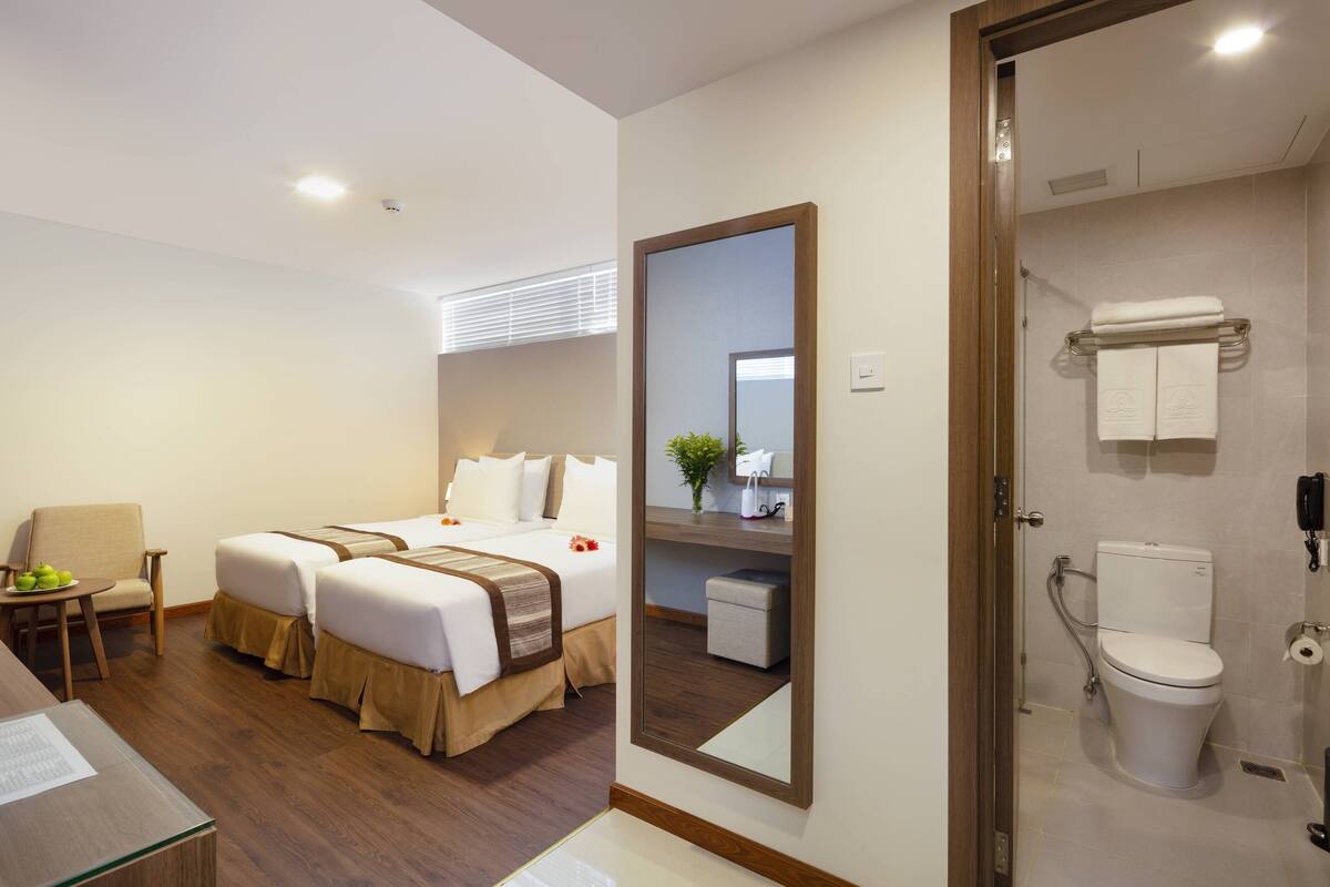 Deluxe Double or Twin Room with No Window | Sengetøy av topp kvalitet, minibar, safe på rommet og skrivebord