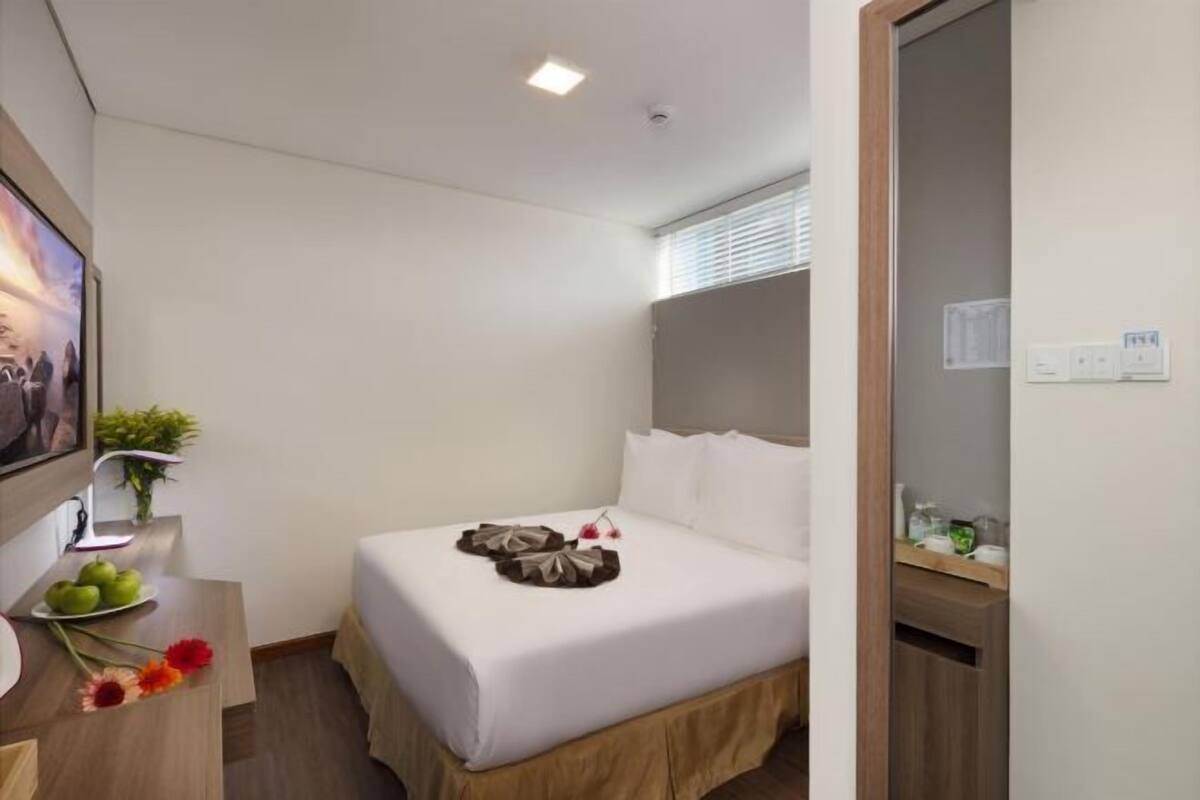 Sengetøy av topp kvalitet, minibar, safe på rommet og skrivebord
