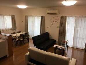 Apartamento, 2 habitaciones | Zona de estar | Una televisión de pantalla plana