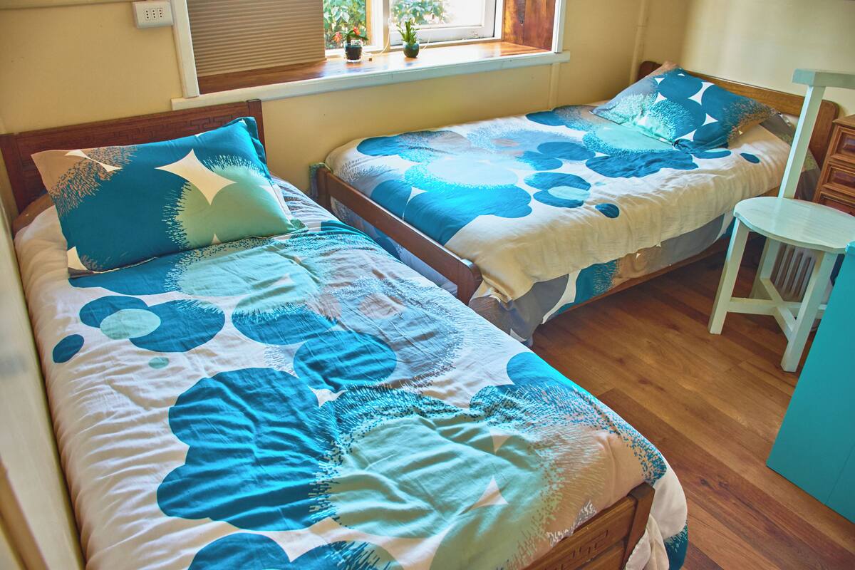Basic Twin Room, 1 Bedroom, Private Bathroom | 1 bedroom, desk, WiFi (free), bed sheets