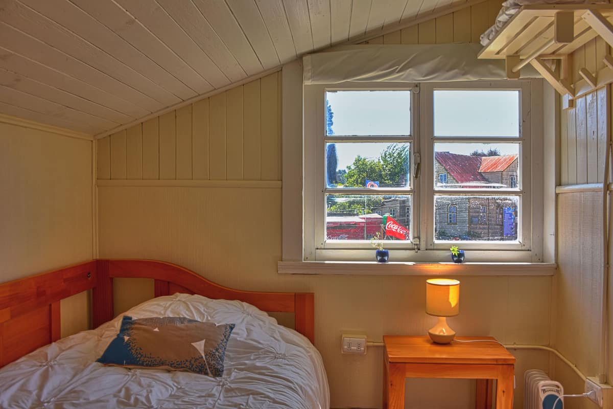 Standaard eenpersoonskamer, 1 slaapkamer, privébadkamer | 1 slaapkamer, een bureau, gratis wifi, beddengoed
