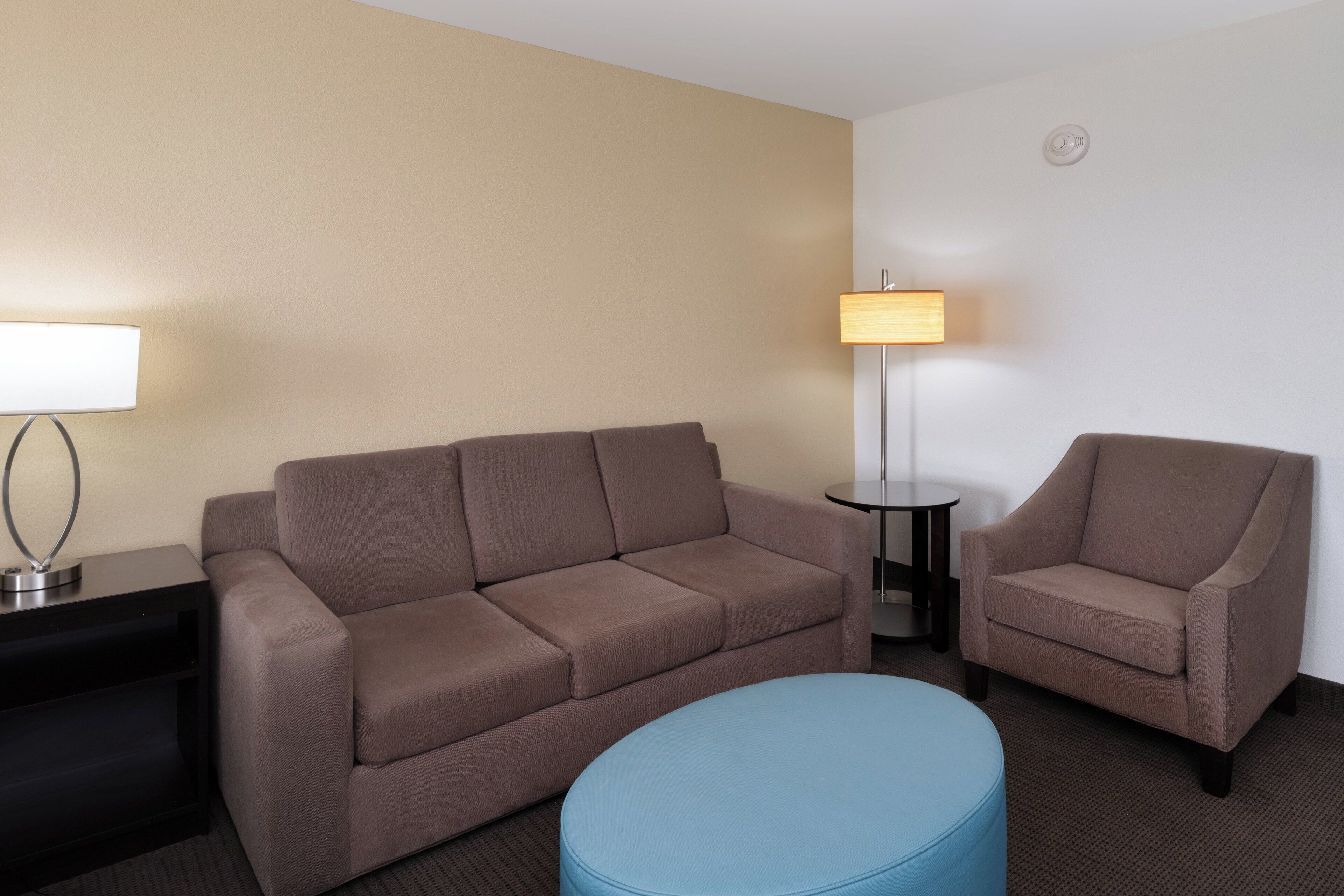 1 bedroom, pillow-top beds, desk, laptop workspace