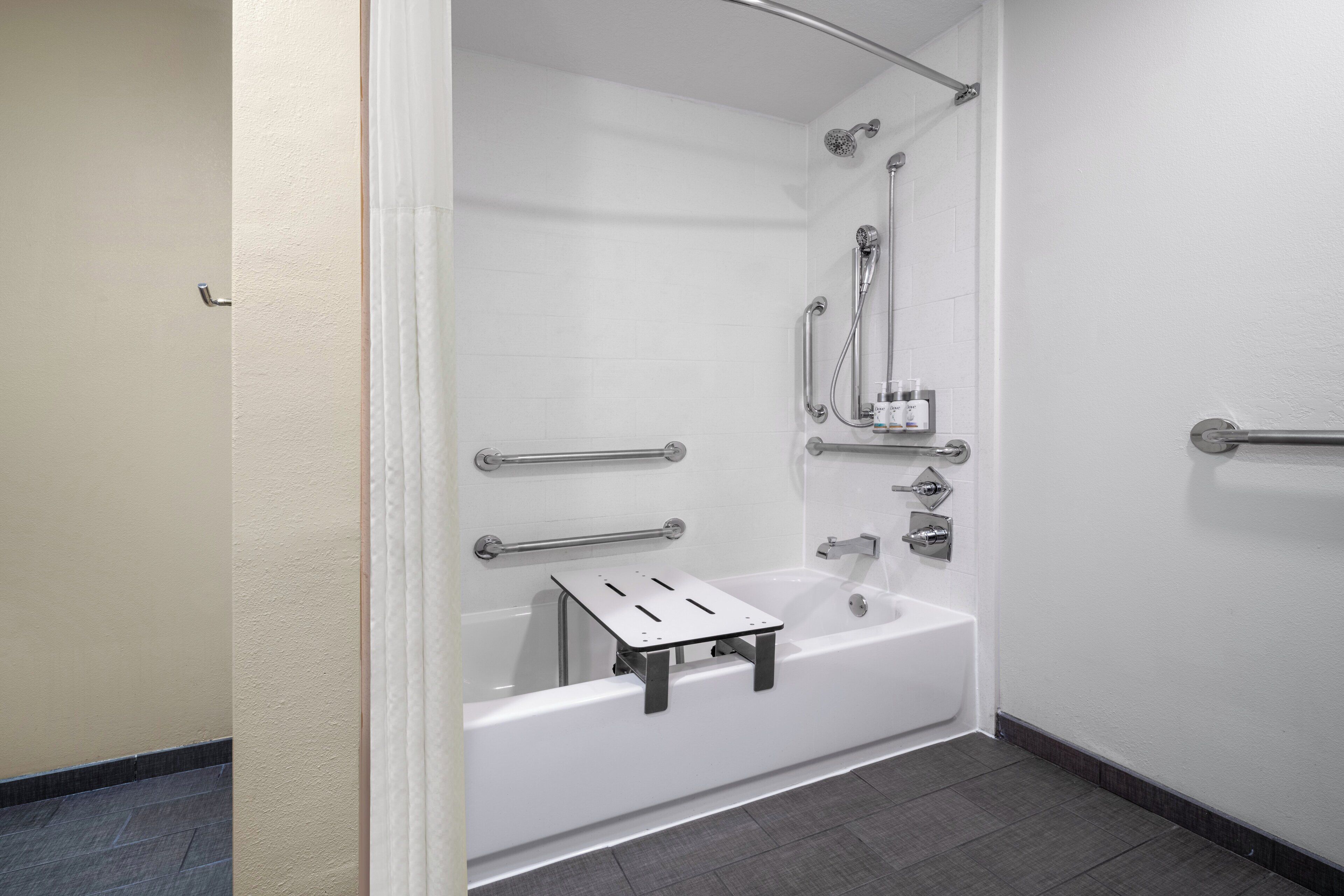 combined shower/bathtub, hydromassage showerhead, hair dryer, towels