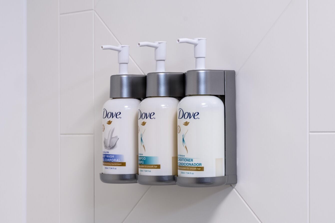 combined shower/bathtub, hydromassage showerhead, hair dryer, towels