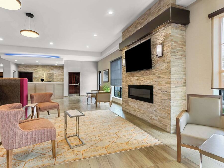 Una sala de estar moderna con chimenea, televisor de pantalla plana y comedor.