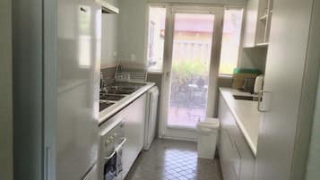 Rumah Standar, 3 kamar tidur (1 Queen, 1 Double, 1 Tri-bunk) | Dapur pribadi | Lemari es besar, microwave, oven, dan kompor