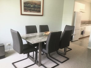 Standard House, 3 Bedrooms (1 Queen, 1 Double, 1 Tri-bunk) | In-room dining - Castlereagh 7 Middleton Beach Albany (Middleton Beach)