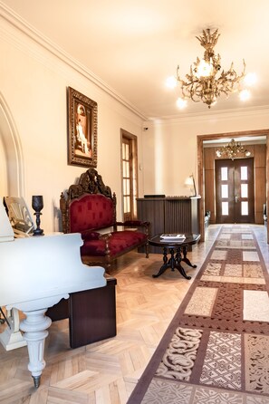 Área de estar no saguão