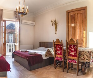 Familien-Suite, Mehrere Betten, Balkon, Stadtblick | Kostenloses WLAN, Bettwäsche