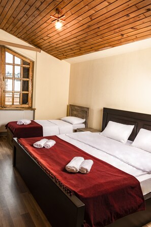 Habitación triple clásica, varias camas, vista a la ciudad | Wifi gratis y ropa de cama 