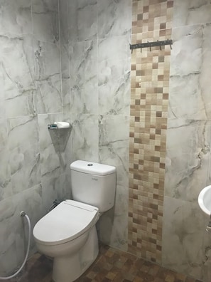 Habitación doble superior | Baño | Regadera y amenidades de baño gratuitas 