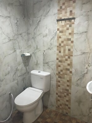 Habitación doble superior | Baño | Regadera y amenidades de baño gratuitas