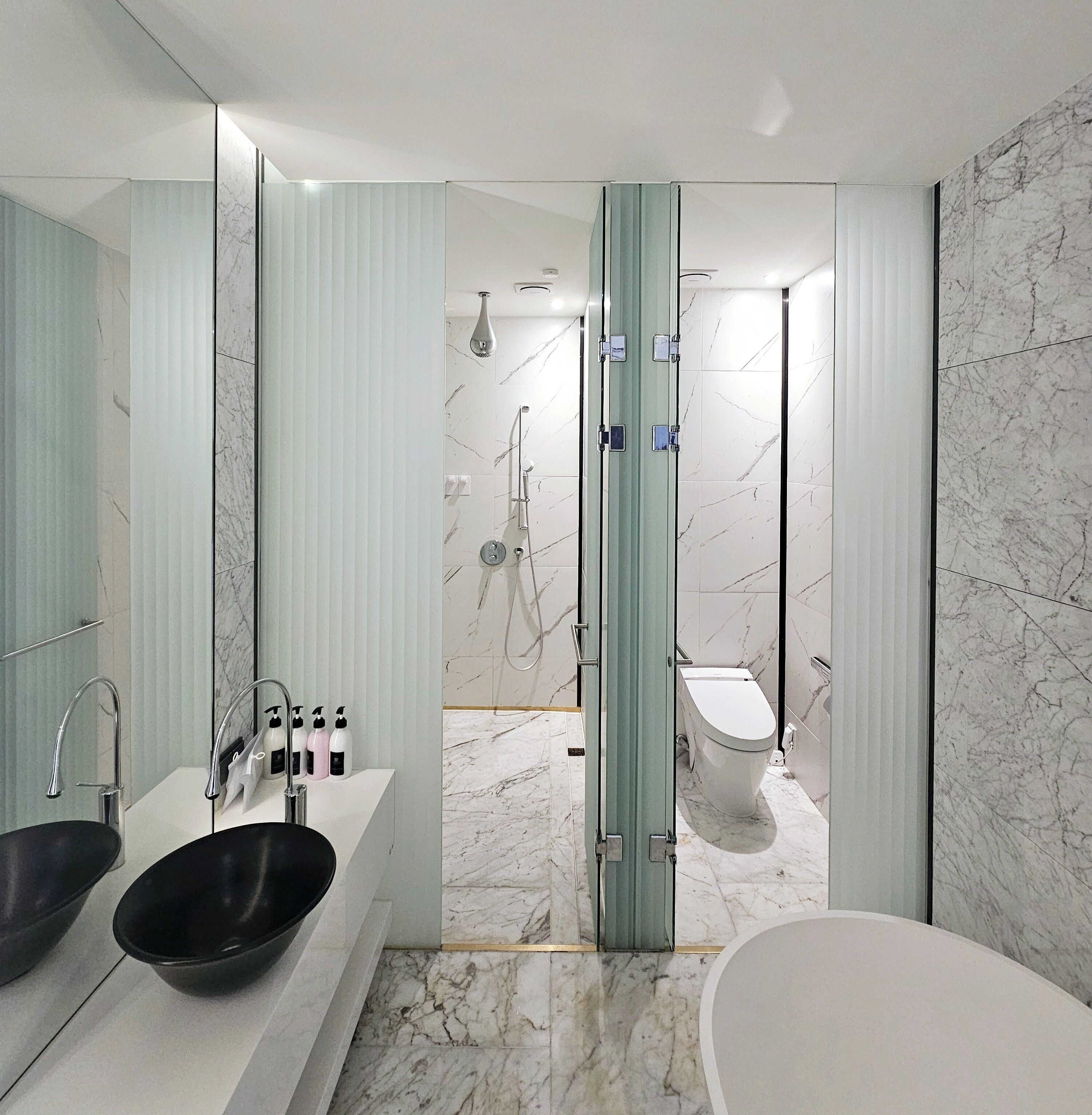 junior suite | bathroom | free toiletries, hair dryer, bathrobes, slippers