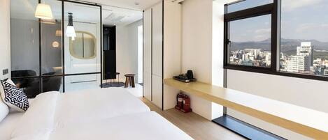 Junior Suite | In-room safe, free WiFi, bed sheets