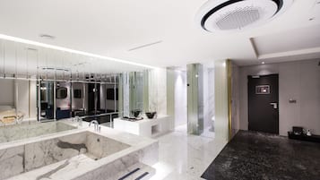 Staryrak Suite | Bathroom | Free toiletries, hair dryer, bathrobes, slippers