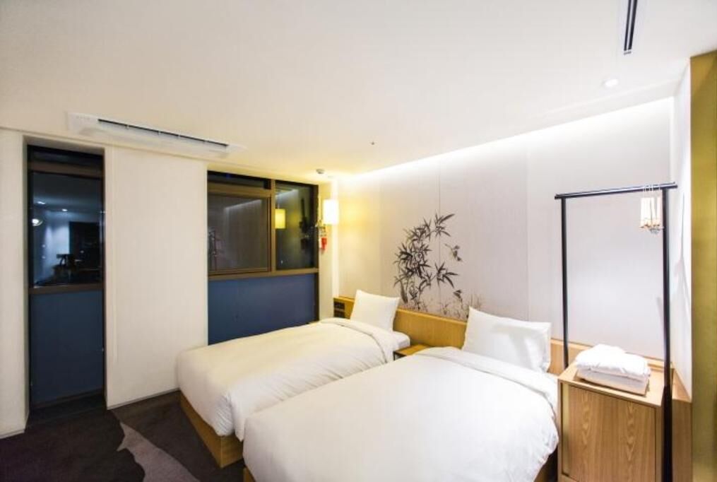 Caja de seguridad en la habitación, wifi gratis y ropa de cama 