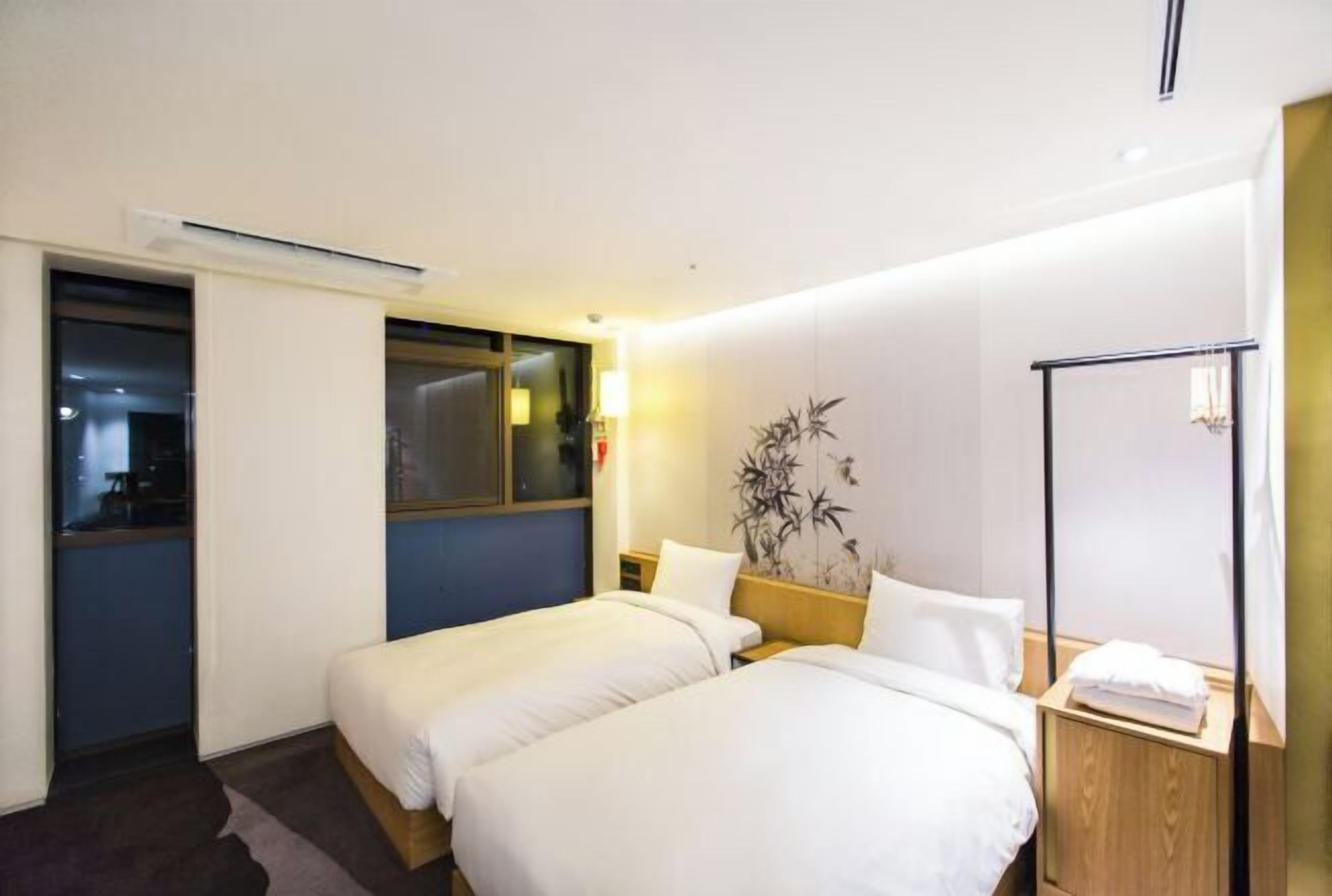 In-room safe, free WiFi, bed sheets