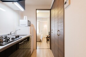 Fridge, microwave, cookware/dishes/utensils - Bon Apartment (Osaka)