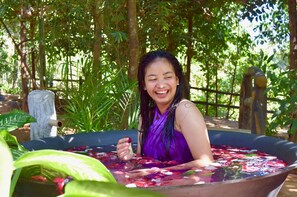 Outdoor spa tub - Zoobic Glampz- Subic (Morong)