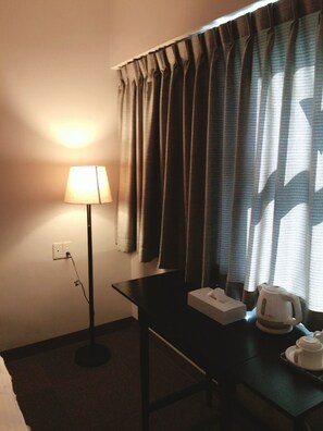 1 bedroom, desk, laptop workspace, free WiFi - Hotel Oxio (Okayama)