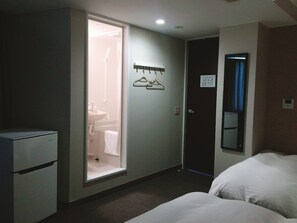 Combined shower/bathtub, deep-soaking bathtub, free toiletries - Hotel Oxio (Okayama)