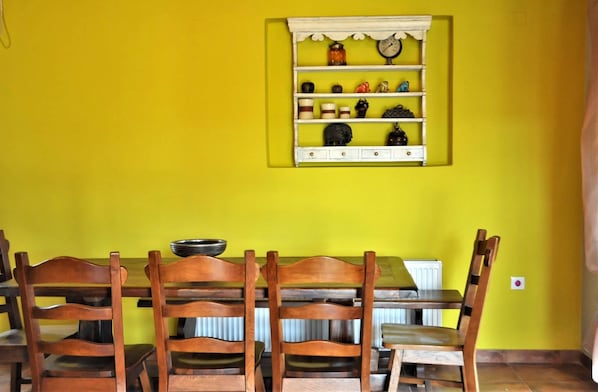 Traditional Duplex, Multiple Beds, Smoking | In-room dining