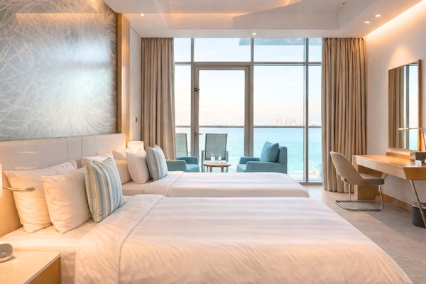 Premium Room with Sea View and Hotel Private Beach Access | Minibar, värdeförvaringsskåp på rummet och skrivbord