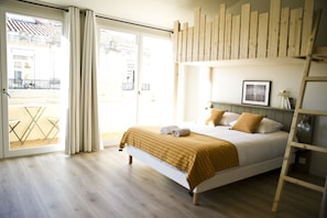 Superior Double or Twin Room with Terrace | Premium bedding, individually furnished, soundproofing, free WiFi - Georges Hostel & Café (Sète)