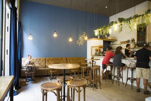 Reception - Georges Hostel & Café (Sète)