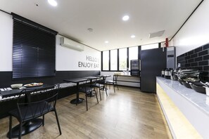 Sarapan prasmanan dengan biaya tambahan di hari kerja