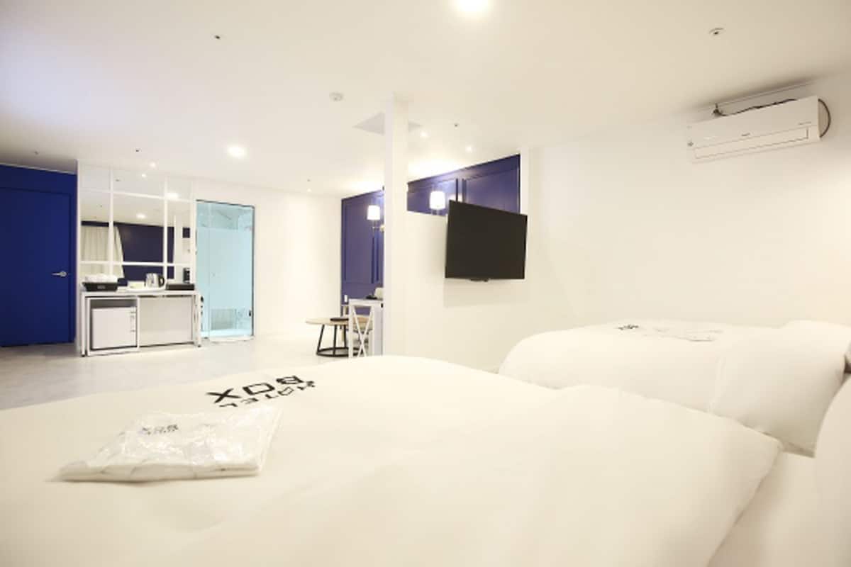 Business Suite, 2 Queen Beds, City View | 1 bedroom, premium bedding, desk, free WiFi