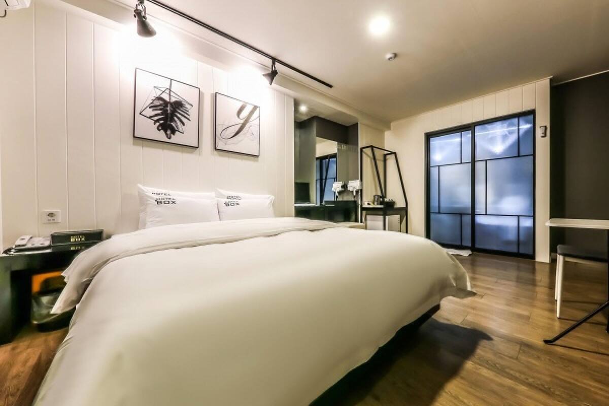 1 Schlafzimmer, hochwertige Bettwaren, Schreibtisch, kostenloses WLAN