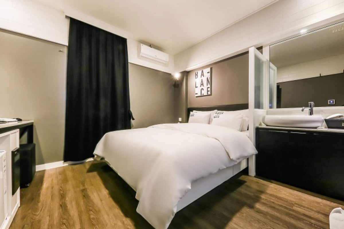 1 Schlafzimmer, hochwertige Bettwaren, Schreibtisch, kostenloses WLAN