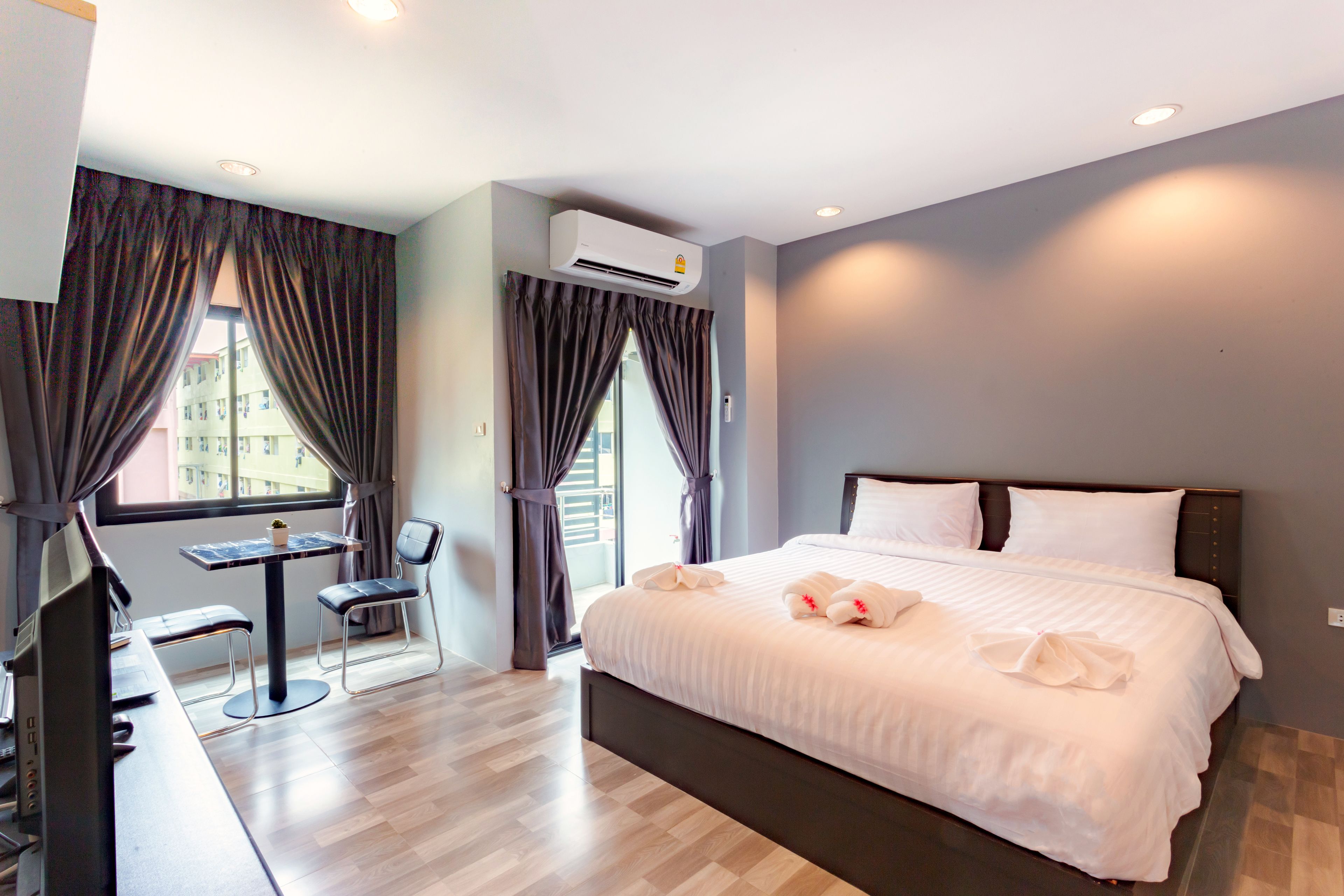 exclusive suite | desk, free wifi, bed sheets