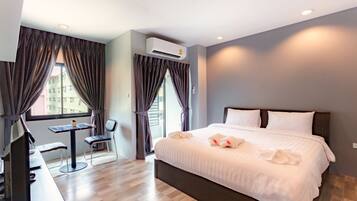 Exclusive Suite | 1 bedroom, desk, free WiFi, bed sheets
