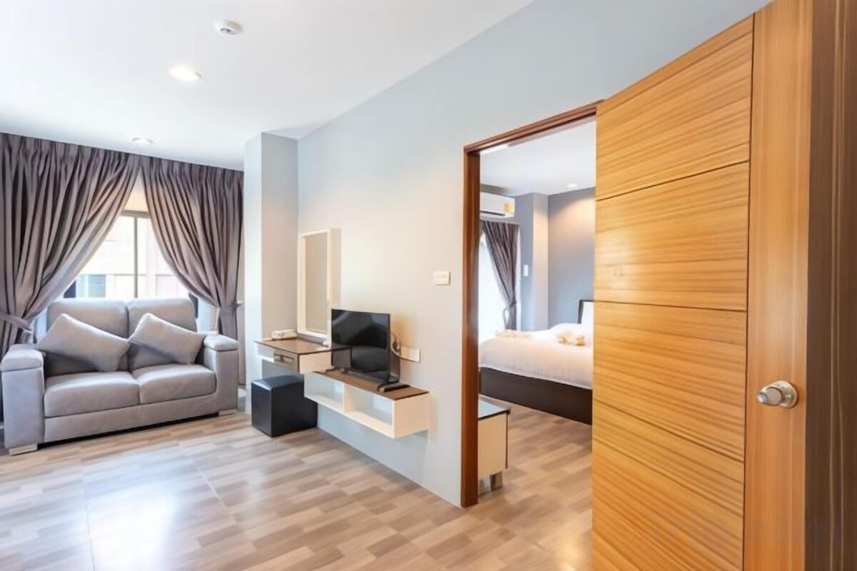 Desk, WiFi (free), bed sheets