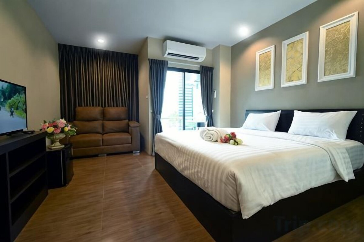 Desk, WiFi (free), bed sheets