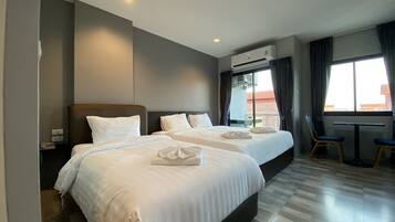 Deluxe Triple Room | Desk, free WiFi, bed sheets