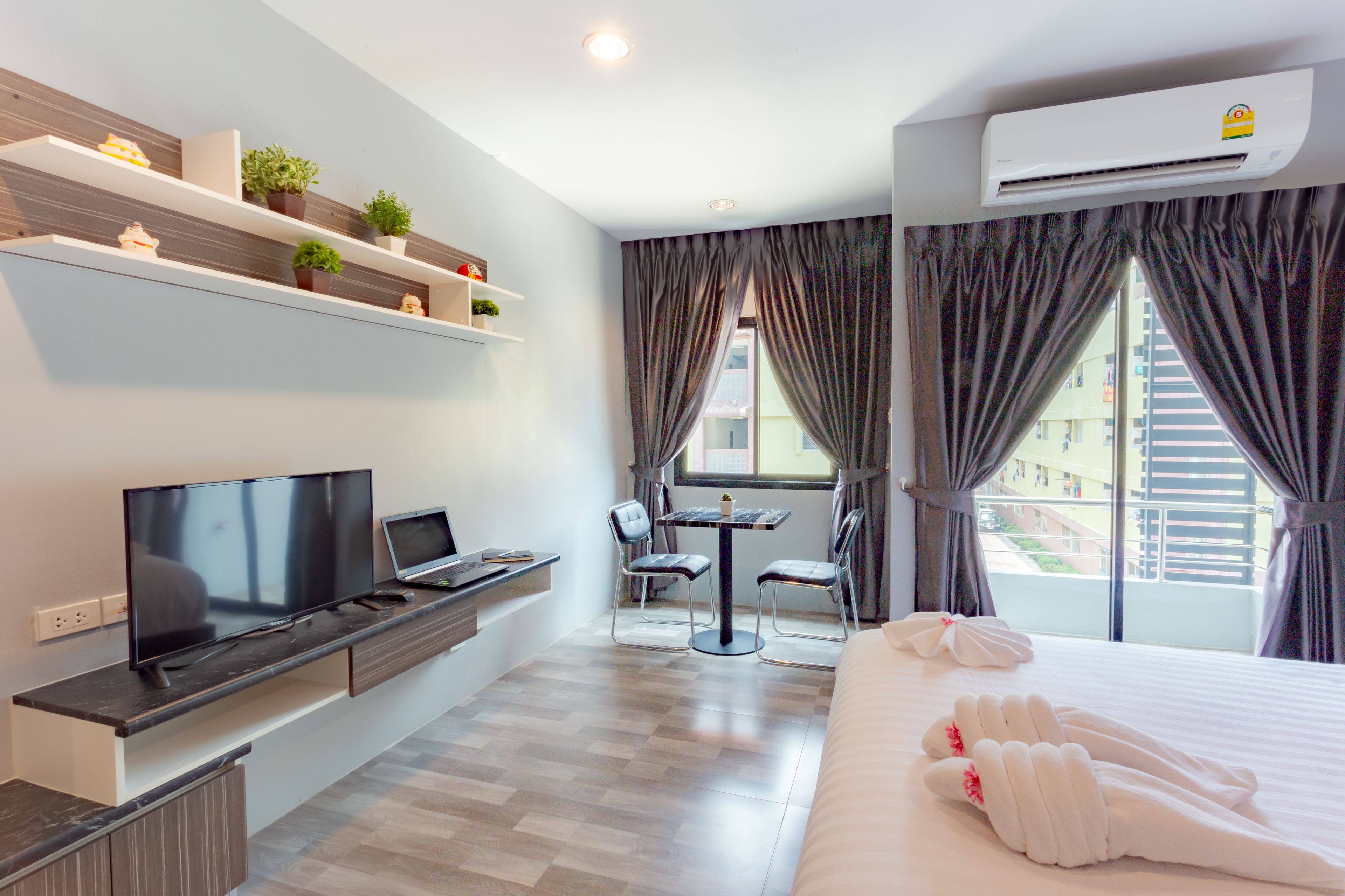 exclusive suite | desk, free wifi, bed sheets