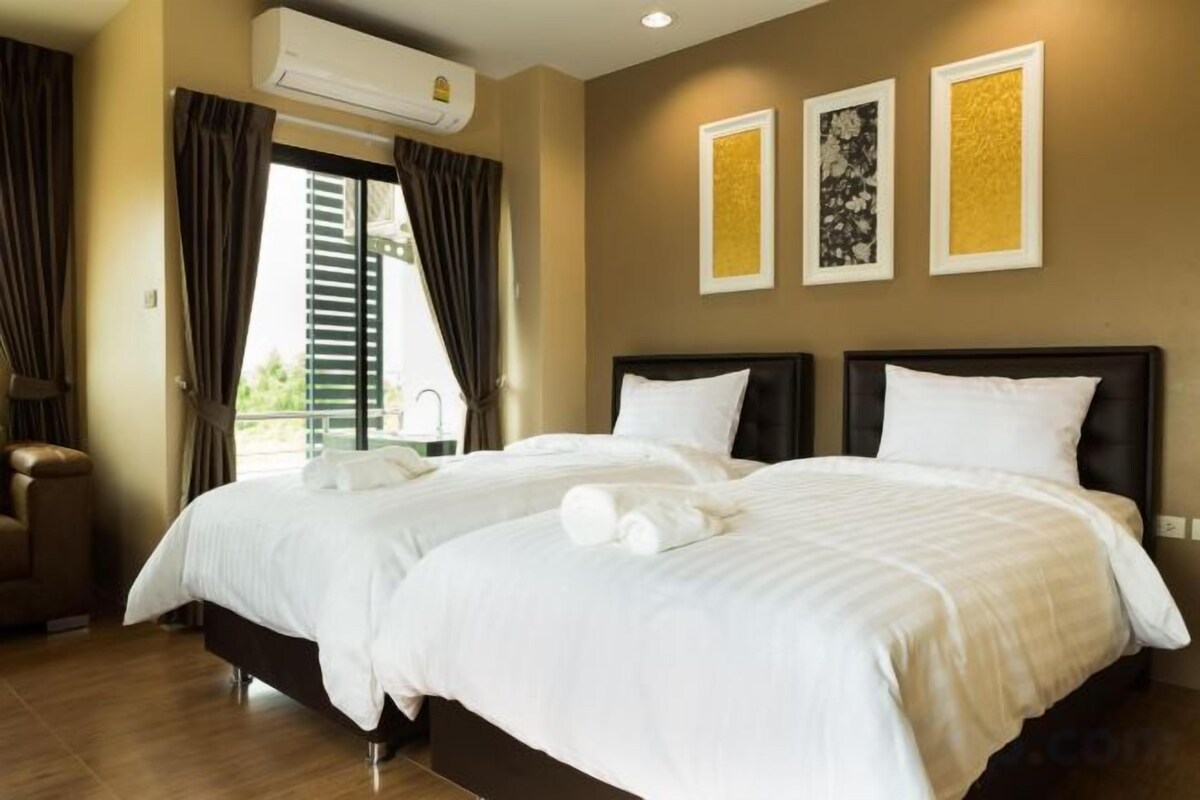 Desk, WiFi (free), bed sheets