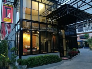 Front of property - evening/night - T4 Hotel Sisaket (Sisaket)