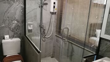 Deluxe Bungalow   | Bathroom | Shower, rainfall showerhead, free toiletries, hair dryer