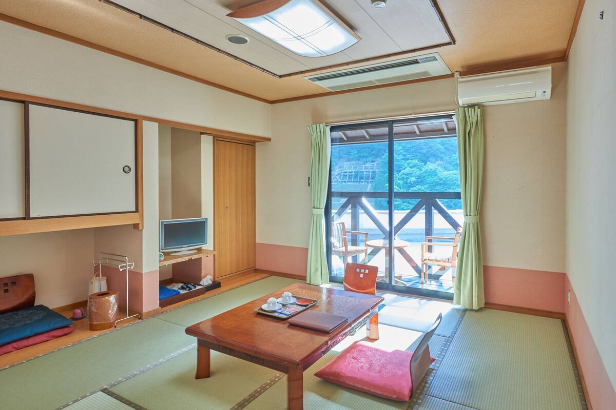Traditional-Zimmer (Japanese-style)