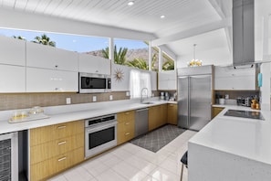 Coffee/tea maker, fridge, microwave, oven - La Joya Moderna - Vista Las Palmas Mid-Mod Gem (Palm Springs)