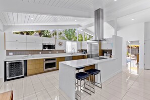 Coffee/tea maker, fridge, microwave, oven - La Joya Moderna - Vista Las Palmas Mid-Mod Gem (Palm Springs)
