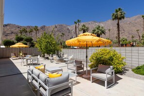 Outdoor dining - La Joya Moderna - Vista Las Palmas Mid-Mod Gem (Palm Springs)