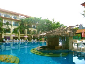 Bar tepi kolam renang