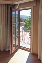 Superior Corner Room | Memory foam (visko elastik) yatak, minibar, odada kasa, masa 